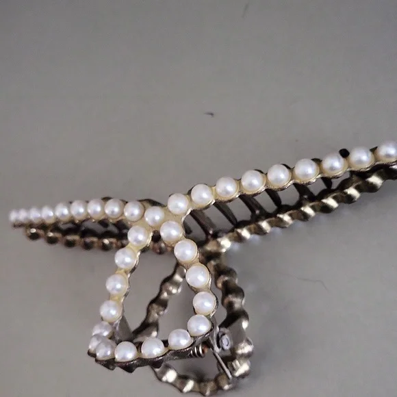 Vintage Pearl-Embellished Hair Clip and Floral Compact - Picture 6 of 7